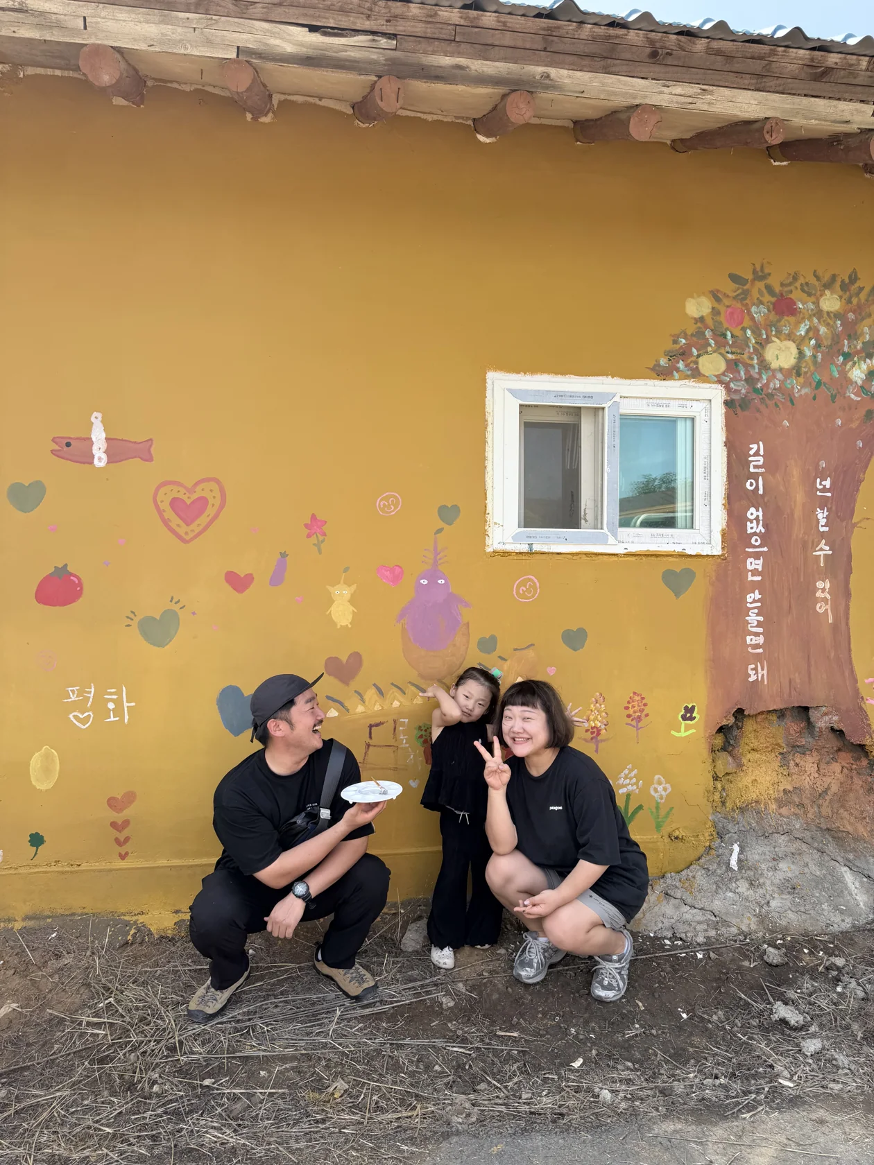 도경 · 소율 · 로하, 함께 만든 벽화 앞에서