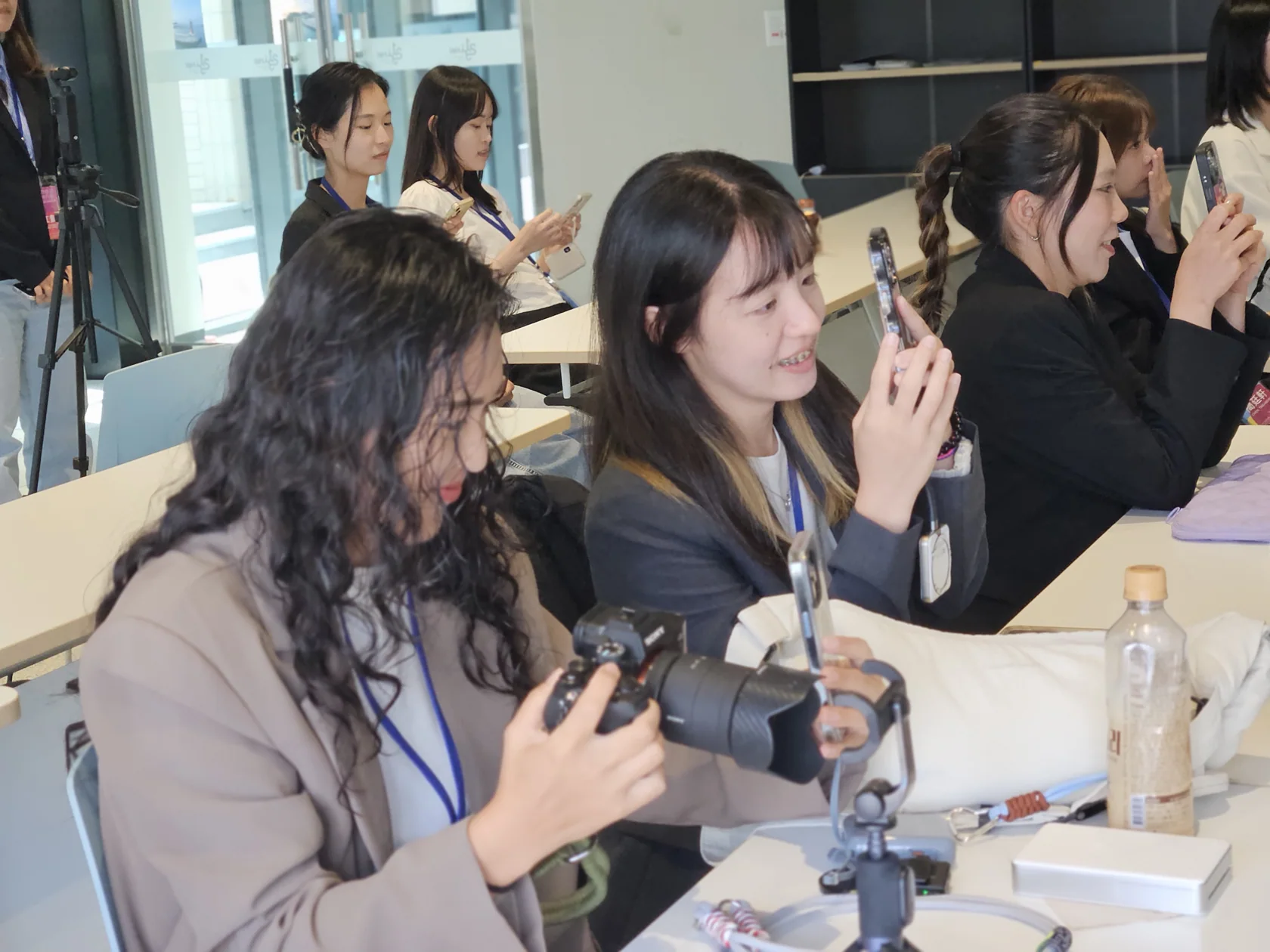 서로의 작품에 보내는 박수